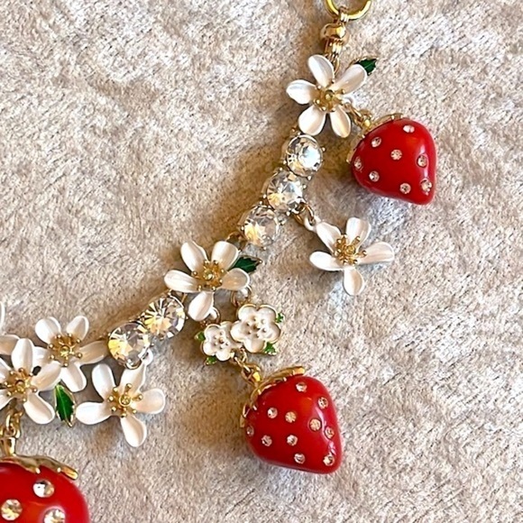 Brand New Betsey Johnson Gold Tone Strawberry Rhinestone Daisy Floral Necklace - Picture 3 of 16